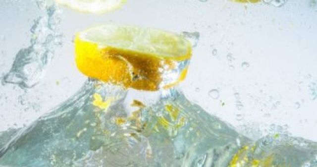 8 فوائد لشرب ماء الليمون .. يحسن مزاجك ويمنع حصوات الكلى وتجاعيد البشرة