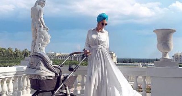 ملكة جمال روسيا السابقة تكشف قصة حبها مع ملك ماليزيا وتقدم طفلها للعالم