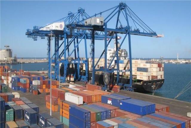 ميناء دمياط يستقبل 12 سفينة للبضائع العامة والحاويات خلال الساعات الـ24 الماضية