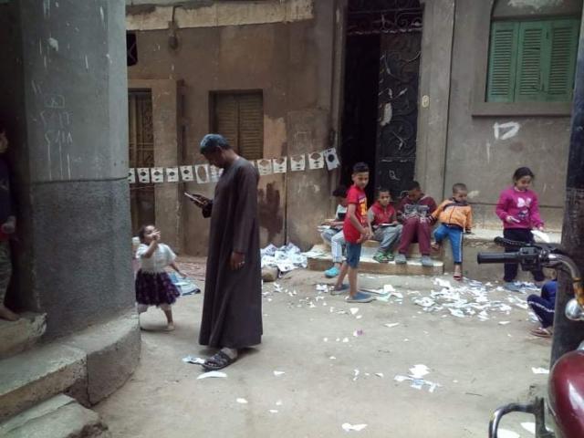 عاجل| ”بالورق والعاجين”.. أطفال المنيا يتحدون كورونا ويعلقون زينة رمضان في الشوارع