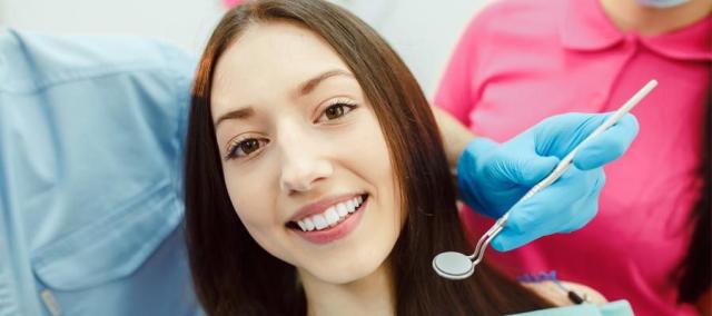 أخصائي طب أسنان توضح طرق تفادي العدوى