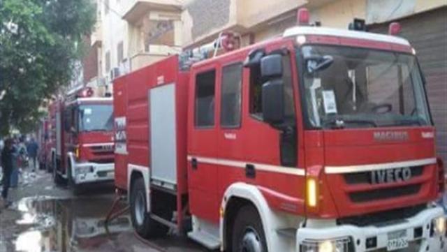 عمليات تبريد بعد السيطرة على حريق  شركة مستلزمات طبية بالسيدة زينب