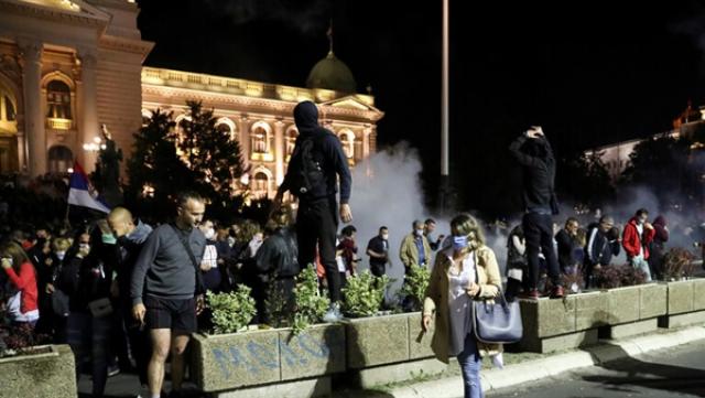 محتجون يقتحمون مبنى البرلمان في بلجراد بصربيا