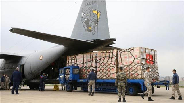 طائرة شحن عسكرية تركية تفرغ حمولتها في مطار معيتيقة الليبي