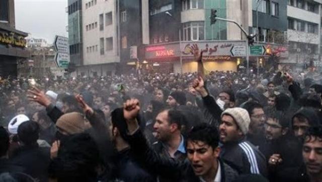 مظاهرات تطالب برحيل النظام في إيران.. والأمن يرد بإطلاق الرصاص
