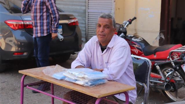 منافذ لبيع الكمامات أمام اللجان الانتخابية في قنا