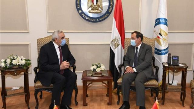 وزير البترول يبحث مع سفير العراق بالقاهرة التعاون المشترك