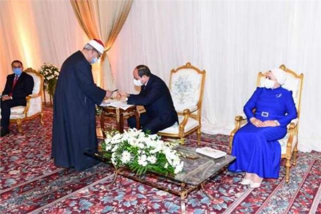 الرئيس السيسي يحضر عقد قران ابنة صديقه الراحل (صور)