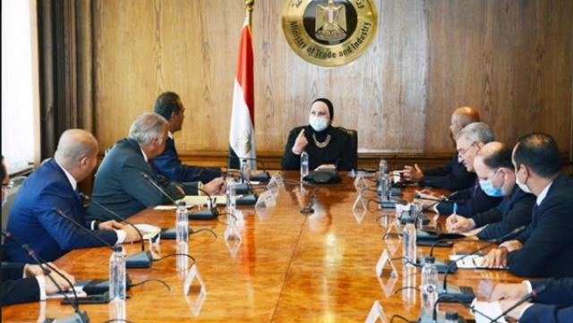 وزيرة التجارة و محافظ جنوب سيناء يبحثان خطط إنشاء مناطق صناعية