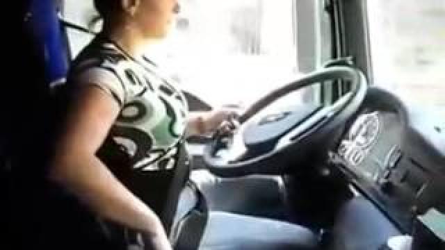 انتشر مقطع فيديو للواقعة على فيسبوك.. ضبط سائق علم ابنته قيادة مقطورة..فيديو