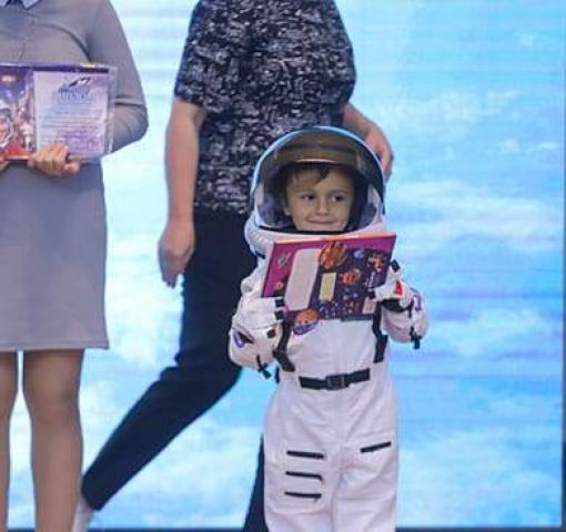 تكريم طفل مصرى يحلم بالسفر إلى القمر