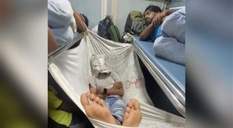 راكب يبتكر طريقة غريبة للنوم في قطار هندي