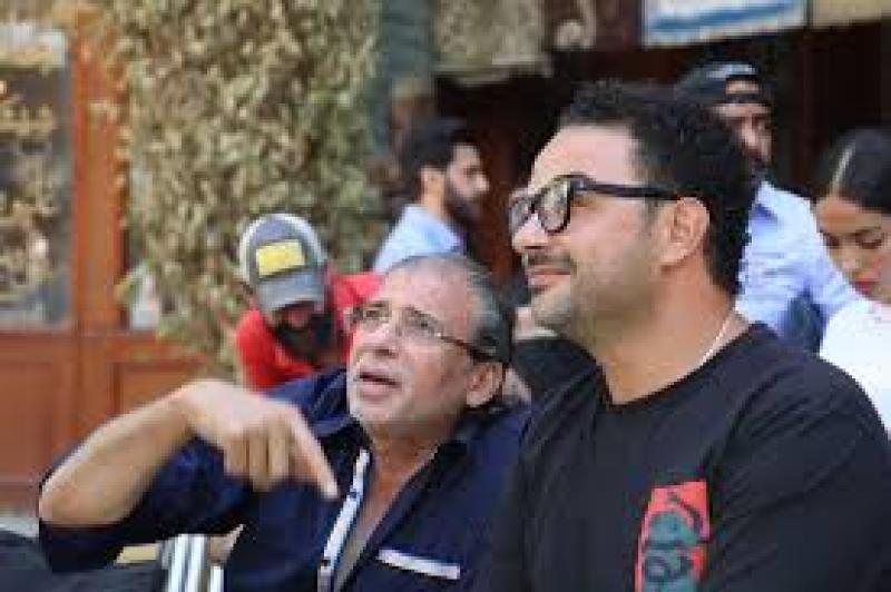خالد يوسف يحتفل بعيد ميلاده مع فريق فيلمه الجديد الإسكندراني