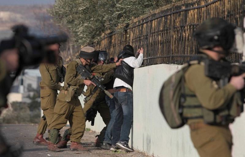 الاحتلال يعتقل 25 فلسطينيا من الضفة الغربية