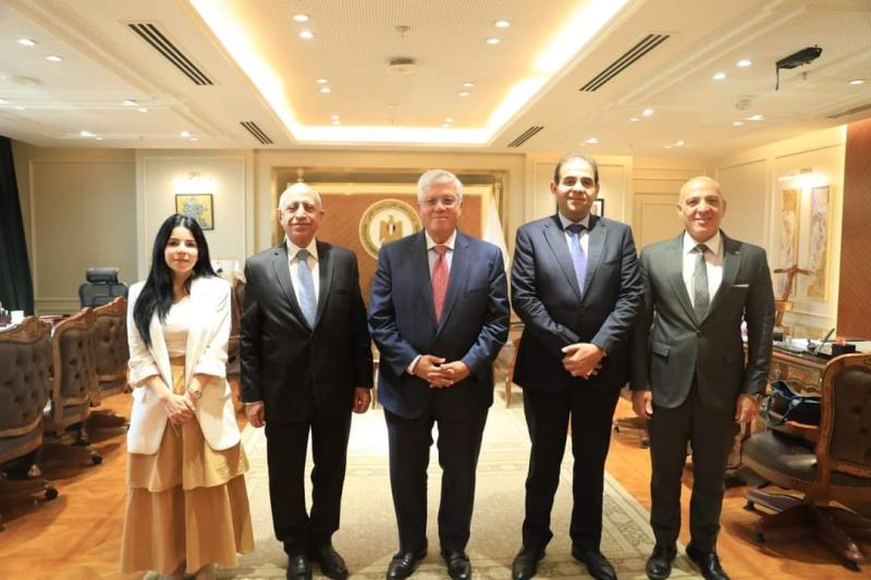 وزير التعليم العالي يعقد اجتماعًا مع رئيس الأكاديمية العربية للعلوم والتكنولوجيا والنقل البحري