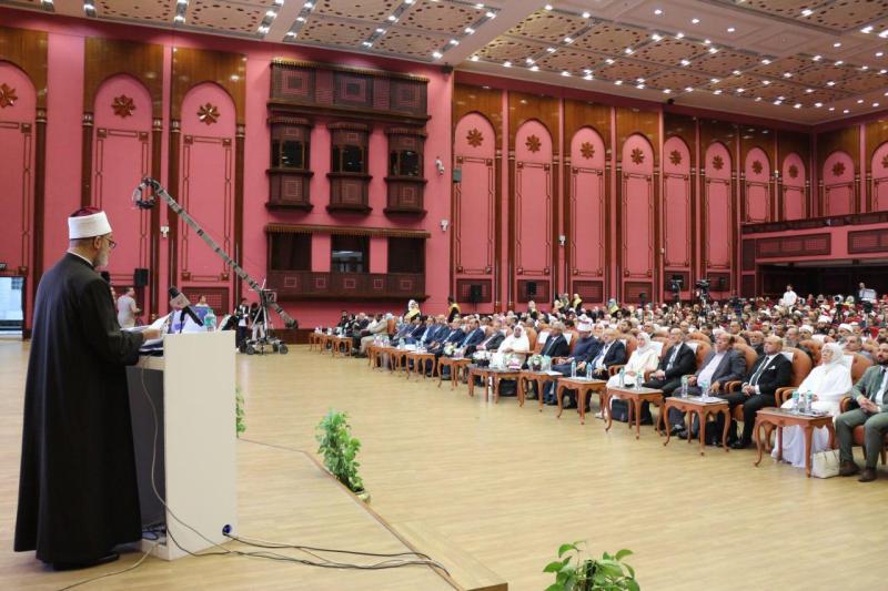 ‏أيمن أبو عمر: تعددت صور الإعجاز في هذا الكتاب العزيز وهذه صوره