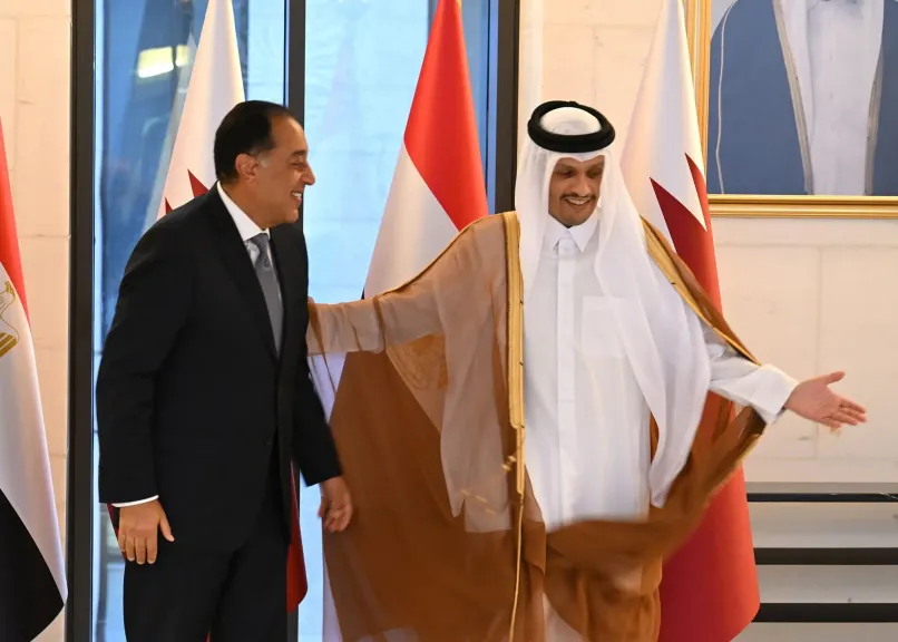رئيس الوزراء يبحث مع نظيره القطري دعم الاستثمارات المشتركة
