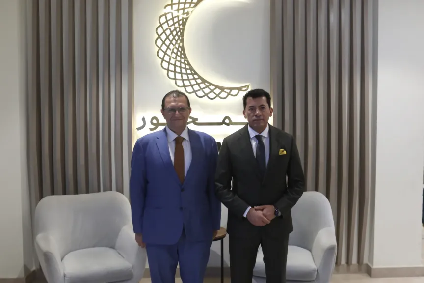 وزير الشباب والرياضة يتفقد مستشفى المحور ويشيد بالإمكانات الضخمة