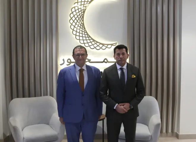 وزير الشباب والرياضة يتفقد مستشفى المحور ويشيد بالإمكانات الضخمة