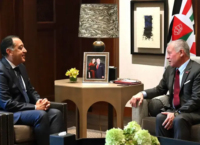 عاهل المملكة الأردنية الهاشمية يستقبل رئيس الوزراء بالديوان الملكي بالحسينية