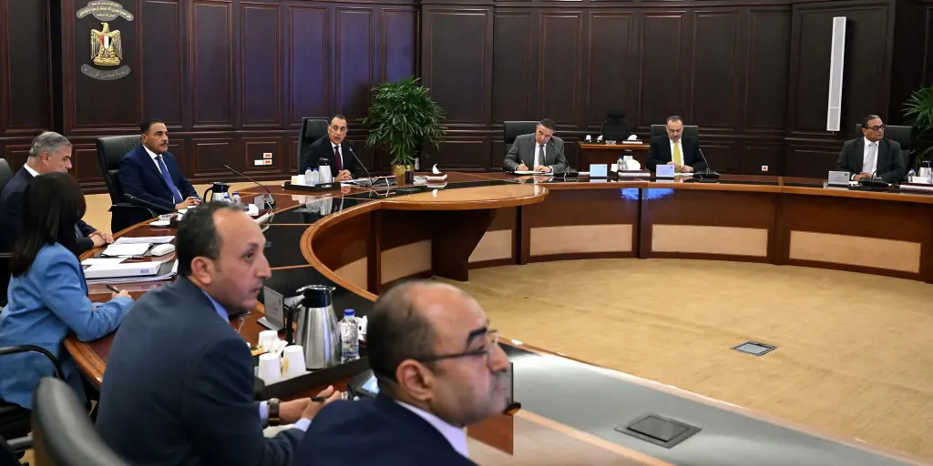 رئيس الوزراء يترأس اجتماع مجلس المحافظين.. «صور»