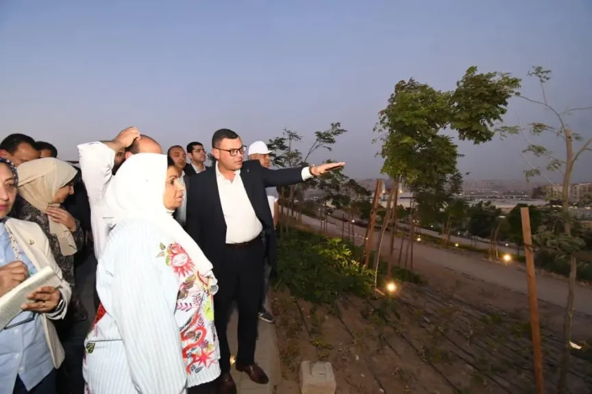 وزير الإسكان يتفقد حدائق «تلال الفسطاط».. «صور»