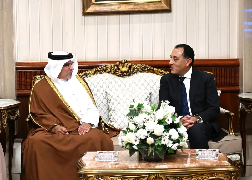 رئيس الوزراء يستقبل ولي عهد مملكة البحرين بمطار القاهرة الدولي.. «صور»
