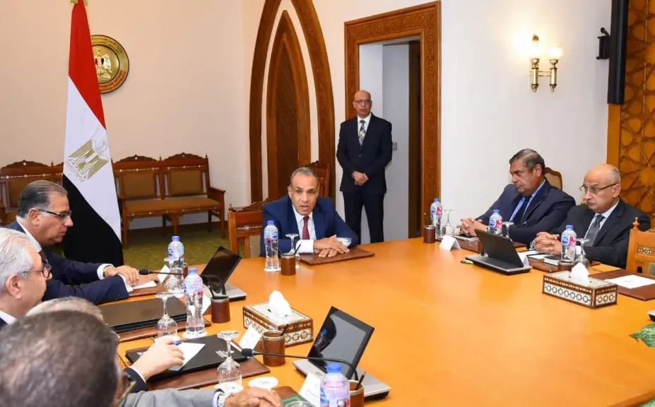 وزير الخارجية يجتمع مع قيادات الوزارة لمتابعة تطوير العمل والأداء المؤسسي.. «صور»