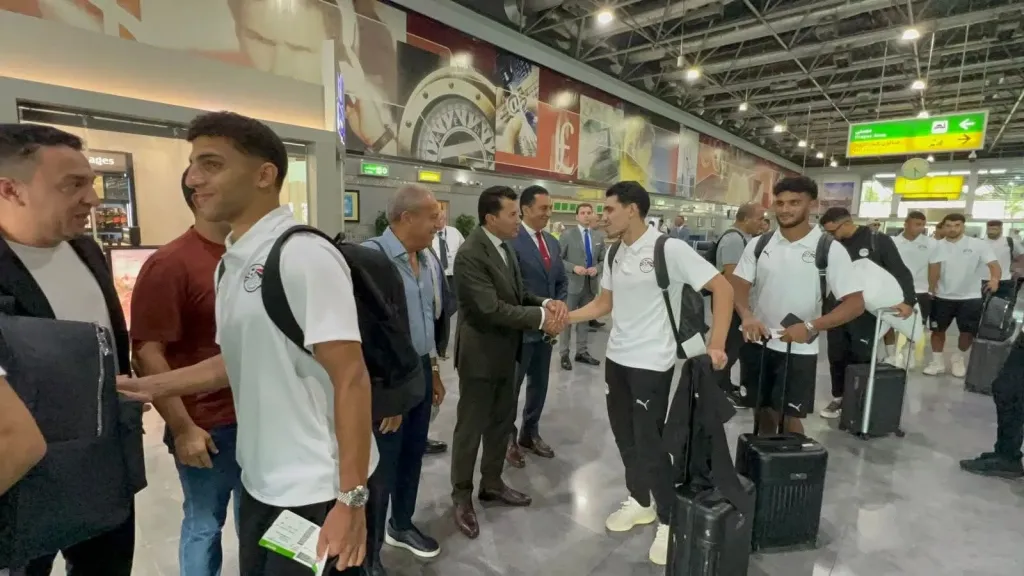 وزير الرياضة يودع المنتخب الوطني بمطار القاهرة قبل مواجهة بوركينا فاسو.. «صور»