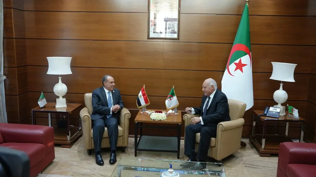 وزير الخارجية يلتقي نظيره الجزائري لبحث العلاقات الثنائية والقضايا محل الاهتمام المشترك