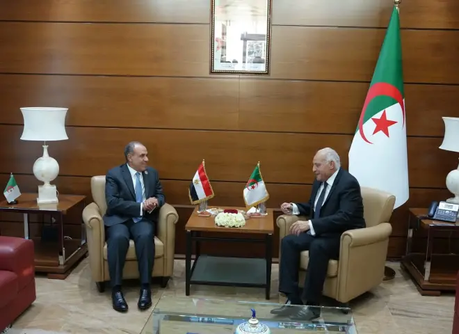 وزير الخارجية يلتقي نظيره الجزائري لبحث العلاقات الثنائية والقضايا محل الاهتمام المشترك