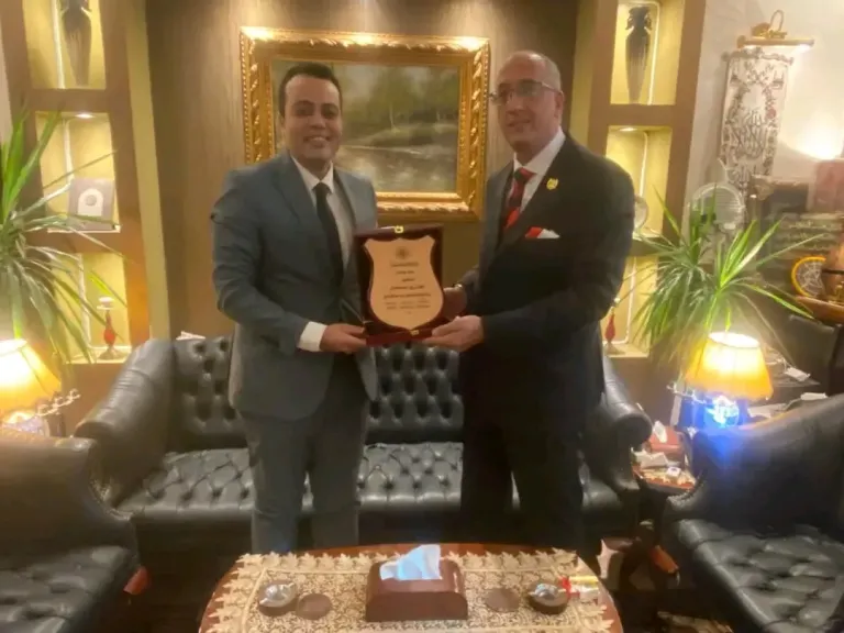 «الصحفيين» تهدي درع النقابة لشركة ميناء القاهرة الجوي تقديرا لتعاونها البنّاء