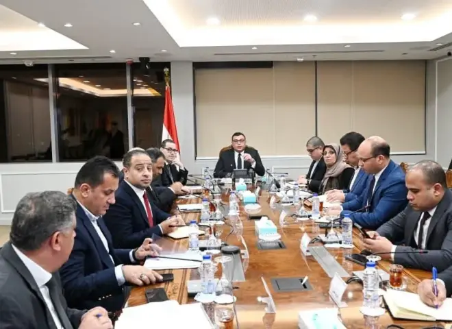 وزير الإسكان يتابع مشروعات المماشي السياحية بعدد من المدن الجديدة