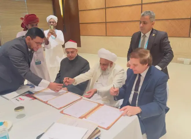 وسط حشود كبيرة.. الأمين العام لرابطة الجامعات الإسلامية يشارك في قمة القادة ويشهد ختام مئوية علماء كيرلا