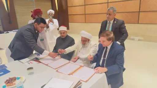 وسط حشود كبيرة.. الأمين العام لرابطة الجامعات الإسلامية يشارك في قمة القادة ويشهد ختام مئوية علماء كيرلا