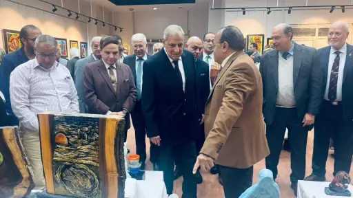بحضور رئيس وزراء مصر الأسبق.. الأمين العام لرابطة الجامعات الإسلامية يشارك في معرض نصف قرن من الضوء واللون للدكتور محمد زينهم