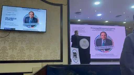 منتدى العلاقات العامة يكرم الأمين العام لرابطة الجامعات الإسلامية تقديرًا لمسيرته العلمية الرائدة