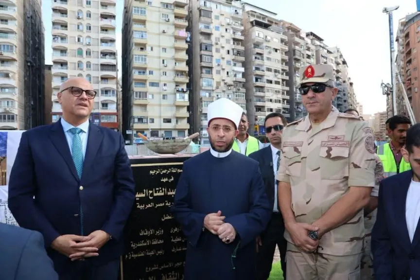 وزير الأوقاف ومحافظ الإسكندرية ورئيس الهيئة الهندسية للقوات المسلحة يضعون حجر الأساس للمسجد الجامع بسموحة
