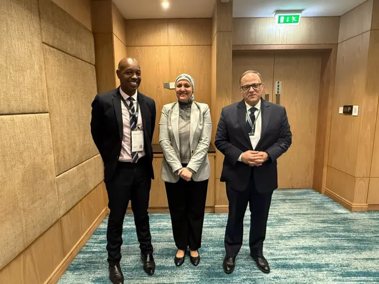 رئيس هيئة الدواء المصرية يبحث مع المدير العام لهيئة الدواء والغذاء الرواندية آفاق التعاون المشترك